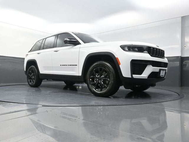 2026 Jeep Grand Cherokee Laredo Altitude