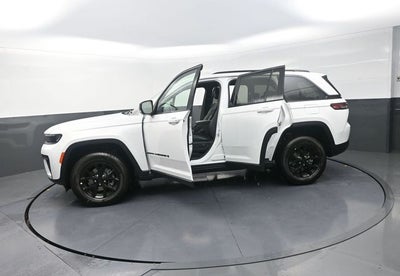 2026 Jeep Grand Cherokee Laredo Altitude