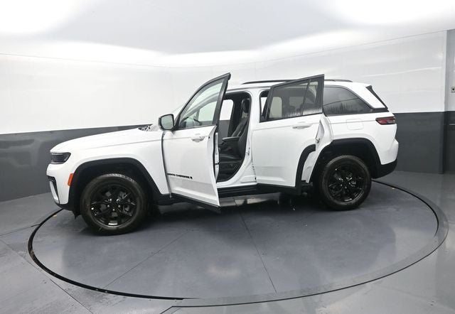 2026 Jeep Grand Cherokee Laredo Altitude