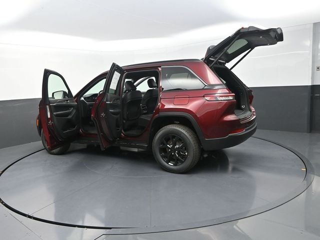 2026 Jeep Grand Cherokee Laredo Altitude