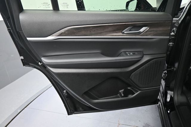 2027 Jeep Grand Cherokee L Laredo Altitude