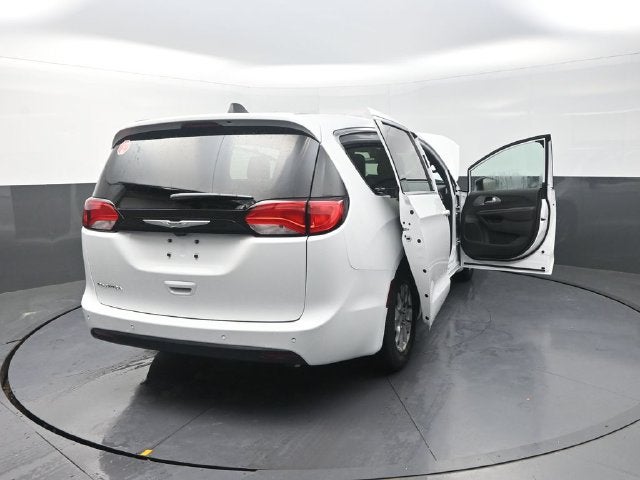 2027 Chrysler Pacifica LX