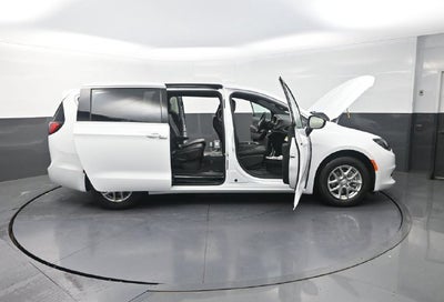 2027 Chrysler Pacifica LX