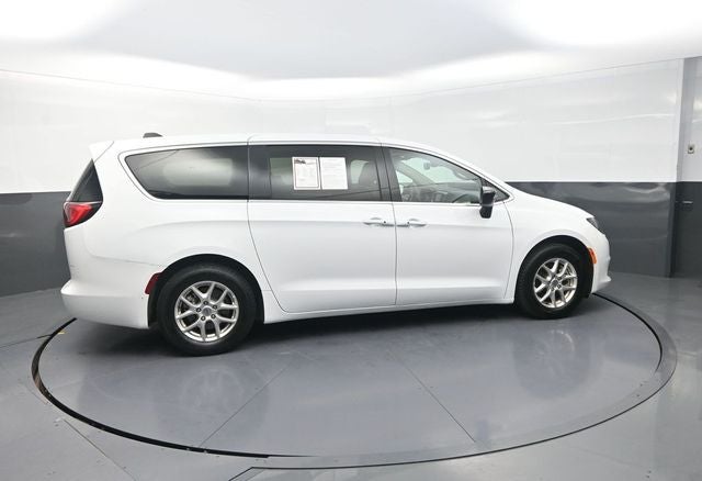 2024 Chrysler Voyager LX