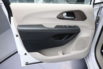 2024 Chrysler Voyager LX