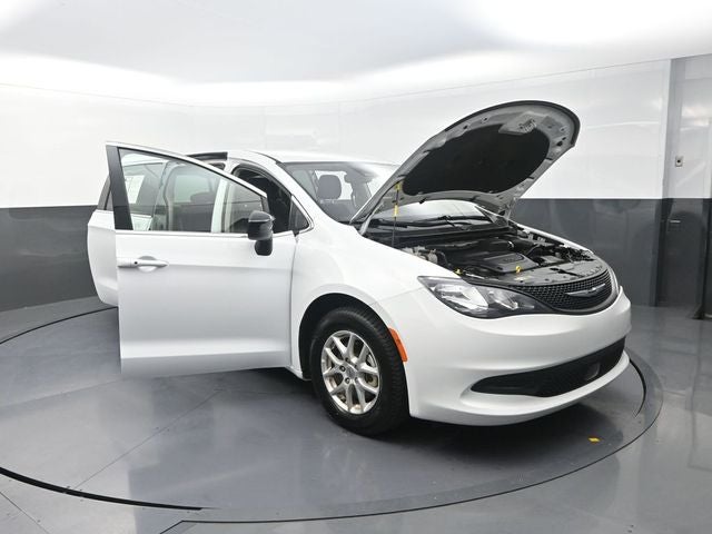 2024 Chrysler Voyager LX