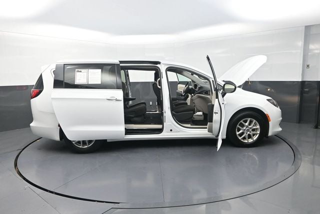 2024 Chrysler Voyager LX