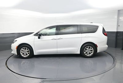 2024 Chrysler Voyager LX
