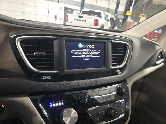 2021 Chrysler Voyager LXI