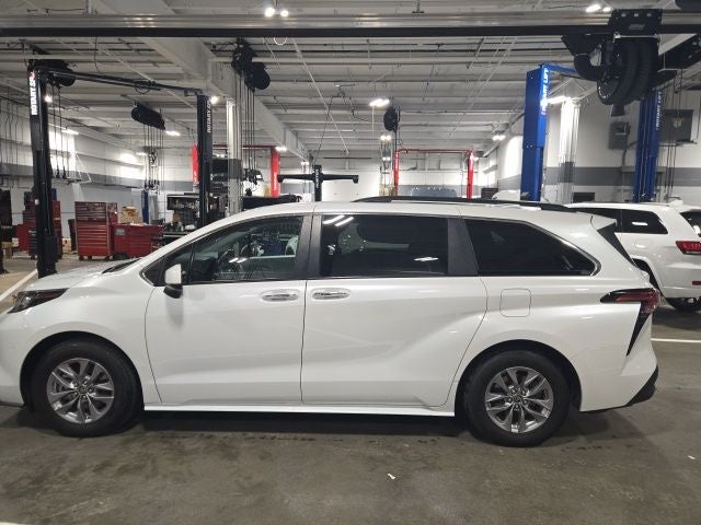 2022 Toyota Sienna XLE 7 Passenger