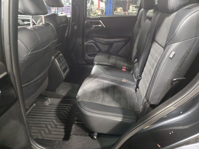 2024 Mitsubishi Outlander Base