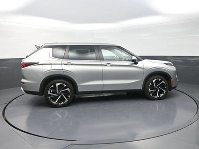 2023 Mitsubishi Outlander Base
