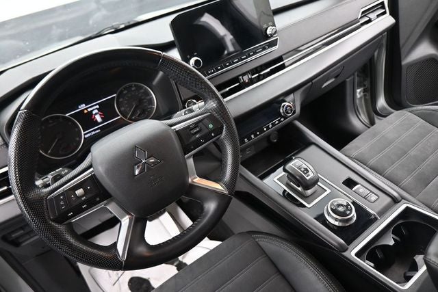 2023 Mitsubishi Outlander Base